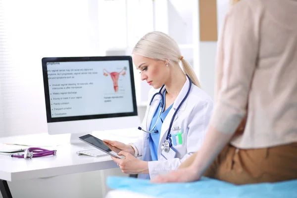 Doktorn och patienten diskuterar något när de sitter vid bordet. Medicin och hälsovård koncept. Läkare och patient — Stockfoto