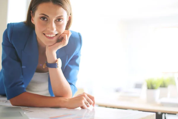 Mujer sentada en el escritorio con portátil. — Foto de Stock