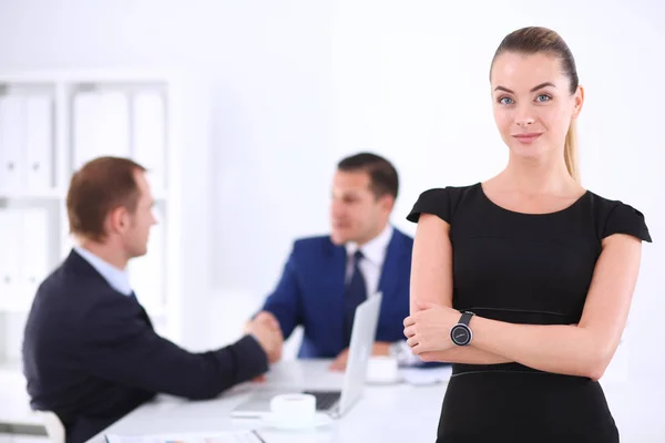 Equipo de negocios discutiendo su proyecto . — Foto de Stock