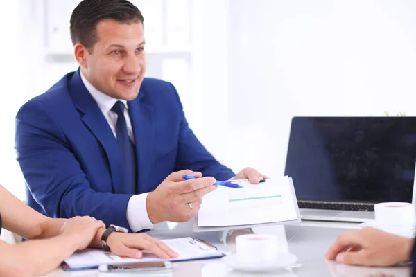 Equipo de negocios discutiendo su proyecto . — Foto de Stock