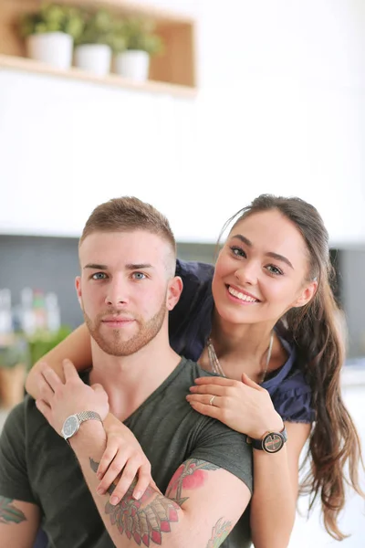 Hermosa pareja joven se divierte en la cocina en casa —  Fotos de Stock