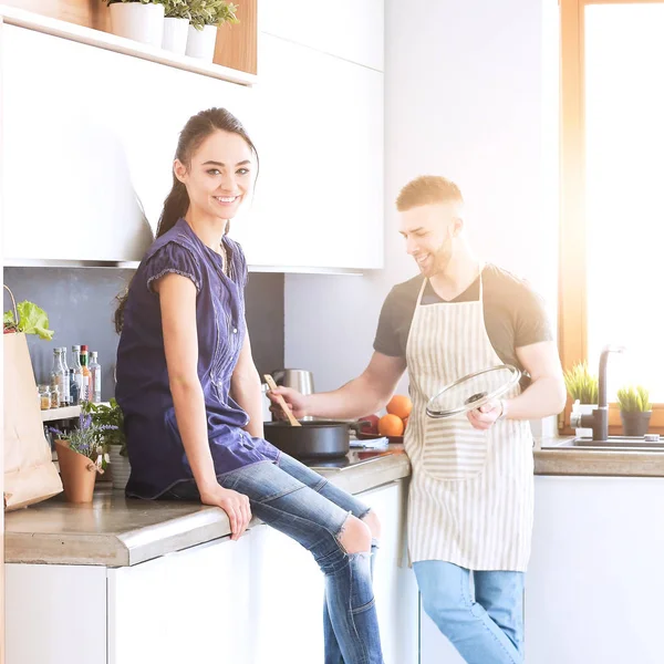 Пара приготовления пищи вместе на кухне у себя дома — стоковое фото