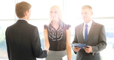 Ofiste toplantı sonrasında el sıkışan iş adamları