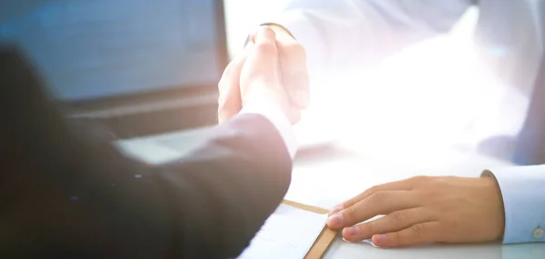 Geschäftsleute schütteln Hände, beenden ein Meeting — Stockfoto