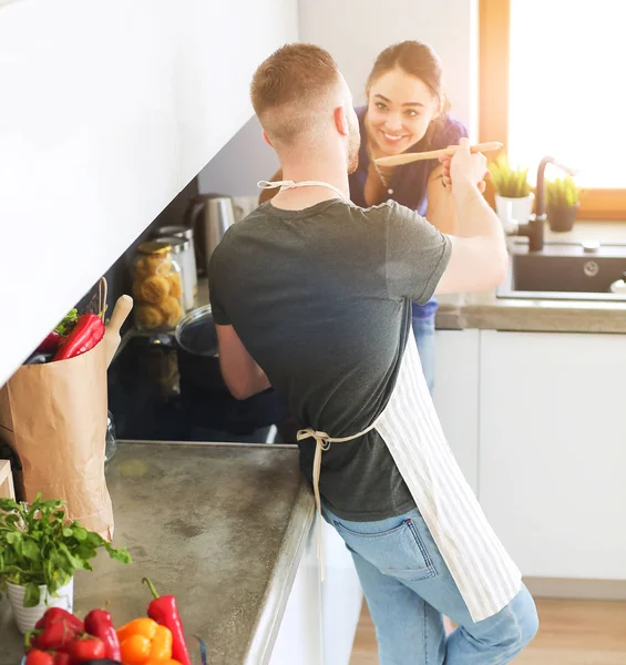 Coppia di cucina insieme nella loro cucina a casa — Foto Stock