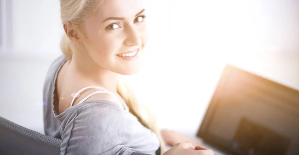 Jong mooi vrouw met behulp van een laptop computer thuis — Stockfoto