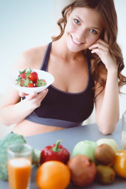 Resepsiyon ile meyve ve meyve suyu ile gözlük mutfakta oturan kız.