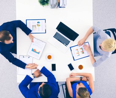 İş adamları iş toplantısında oturup tartışıyor.