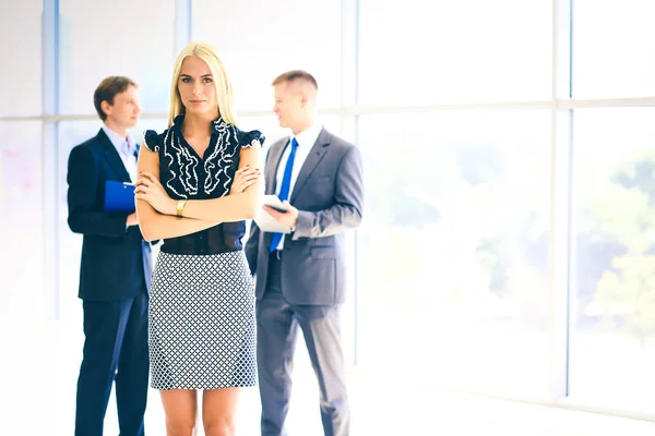 Mujer de negocios de pie en primer plano con una tableta en sus manos — Foto de Stock