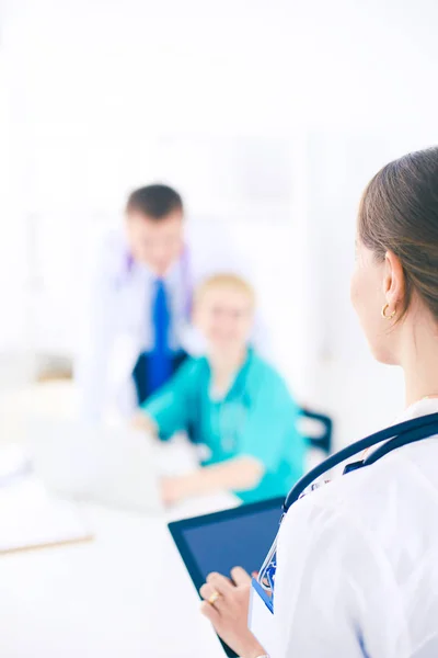 Kobieta doktor stojąca ze stetoskopem w szpitalu. Kobieta lekarz — Zdjęcie stockowe