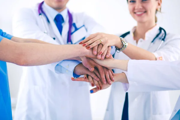 Doctora de pie con estetoscopio en el hospital. Mujer doctora — Foto de Stock