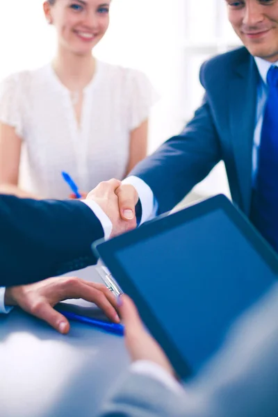 Affärsmän skakar hand, efterbehandling upp ett möte. Affärsmän — Stockfoto