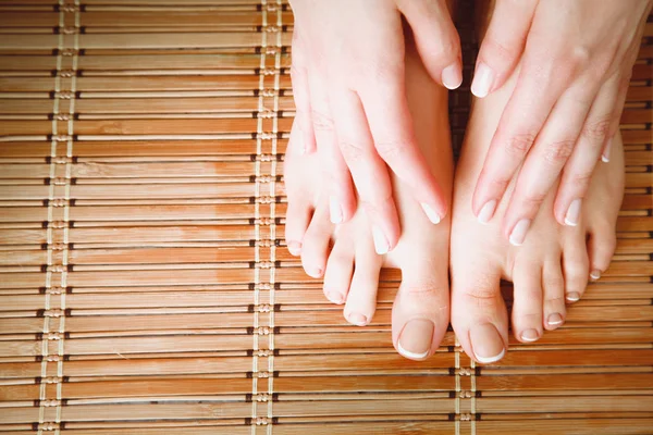 Pflege für schöne Frauenbeine auf dem Boden. schöne Frauenbeine — Stockfoto