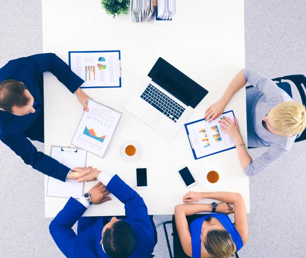 İş adamları iş toplantısında oturup tartışıyor.