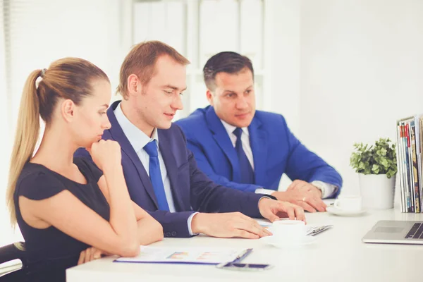 Empresários sentados e a discutir na reunião — Fotografia de Stock