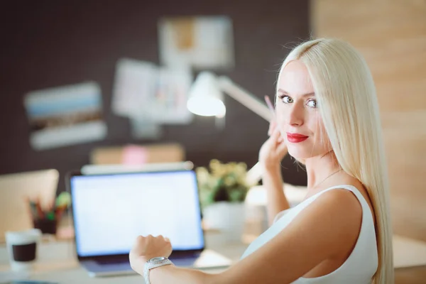 Modeskapare som arbetar i studio sittande på skrivbordet. — Stockfoto