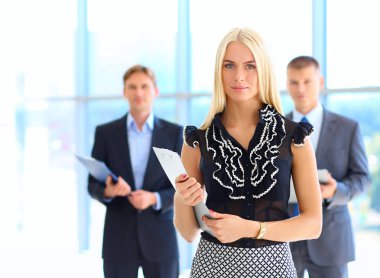 İş kadını ofiste ön planda duran