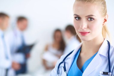 Kadın doktor hastanede dosyayla bekliyor.