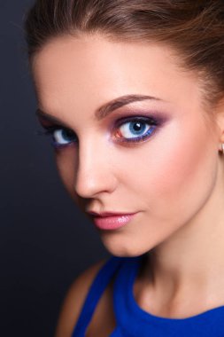 Güzel bir genç kadın profesyonel makyaj stüdyo çekim