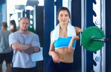 güzel bir kadın onu antrenörü ile egzersiz jimnastik salonu