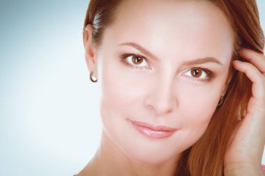 kendinden emin, genç bir kadın ayakta beyaz zemin üzerine izole portresi