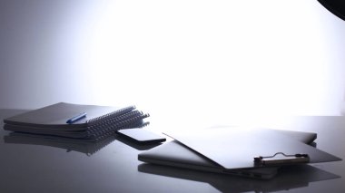 dizüstü bilgisayar ve diğer iş araçları