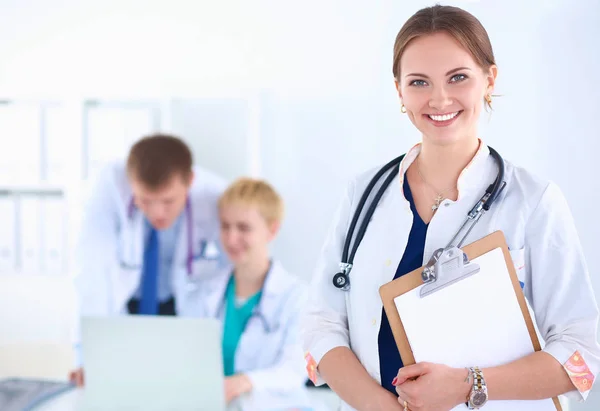 Médica atraente na frente do grupo médico — Fotografia de Stock