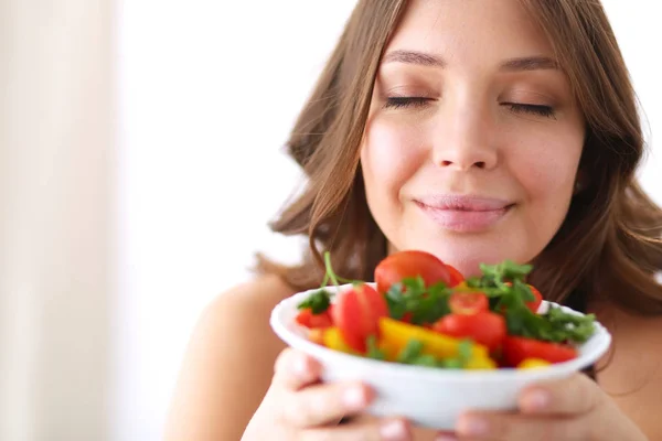 Portret uśmiechniętej młodej kobiety z wegetariańską sałatką warzywną. — Zdjęcie stockowe