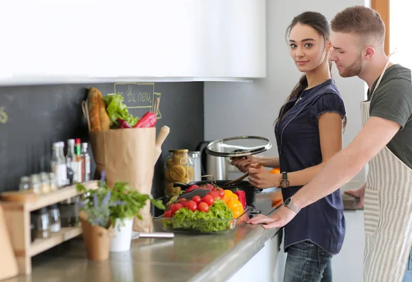 Paar koken samen in hun keuken thuis — Stockfoto