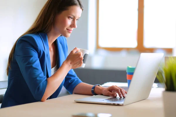 Donna con documenti seduta sulla scrivania — Foto Stock