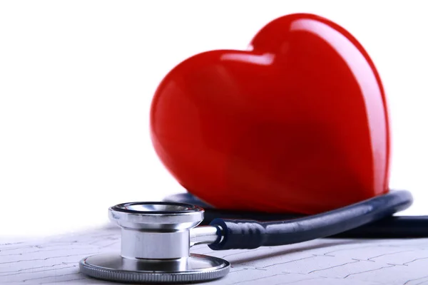 Rood hart en een stethoscoop op Bureau — Stockfoto