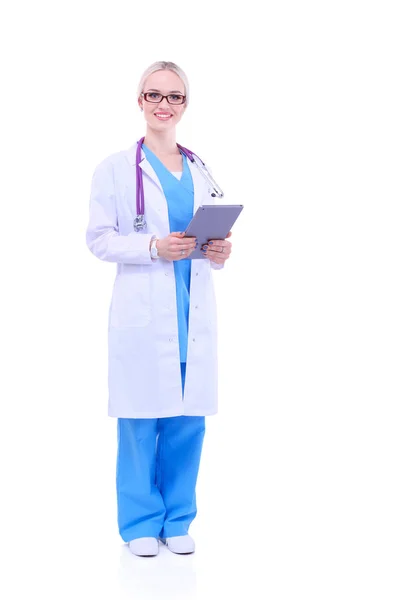 Médico femenino usando una tableta digital y de pie sobre fondo blanco — Foto de Stock