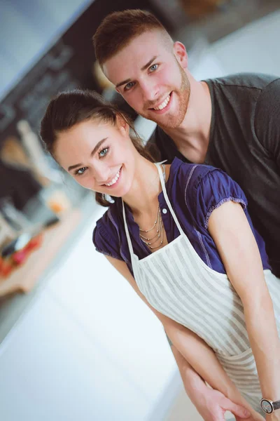 Junges Paar bereitete Kuchen stehend in der Küche zu — Stockfoto