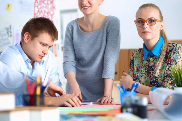 Unga företagare som arbetar på kontoret med ett nytt projekt. — Stockfoto