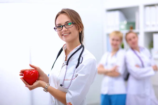 Médico com estetoscópio segurando coração — Fotografia de Stock