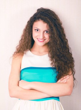 Beyaz arka planda poz veren güzel bir kadın.