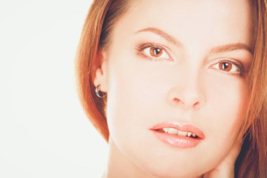 kendinden emin, genç bir kadın ayakta beyaz zemin üzerine izole portresi