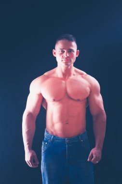 Siyah arka plan üzerine güçlü genç atletik erkek
