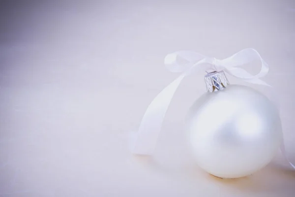 白いクリスマス ボール、ベージュ色の背景に分離 — ストック写真