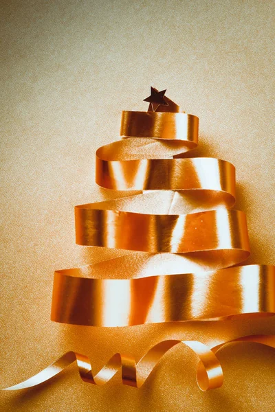 Sarı zemin üzerine altın şeritler gelen Noel ağacı — Stok fotoğraf