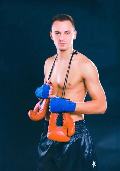 Jovem bonito boxer homem isolado no preto fundo — Fotografia de Stock