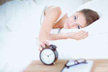 Genç bir kadın sabah alarmını erteliyor..