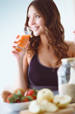 Resepsiyon ile meyve ve meyve suyu ile gözlük mutfakta oturan kız.