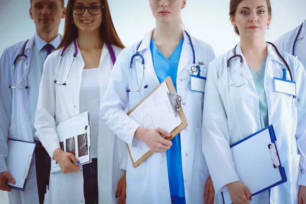 Porträt einer Gruppe lächelnder Krankenhauskollegen, die zusammen stehen. Ärzte — Stockfoto
