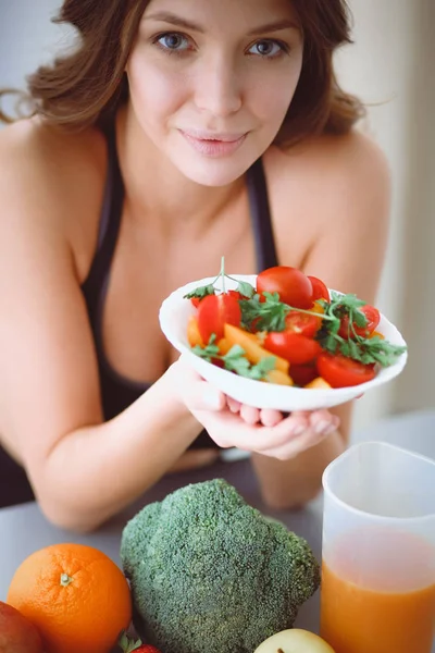 야채 샐러드를 곁들인 미소짓는 젊은 여성의 모습. — 스톡 사진
