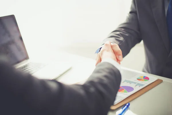 Geschäftsleute schütteln Hände, beenden ein Meeting. Geschäftsleute — Stockfoto