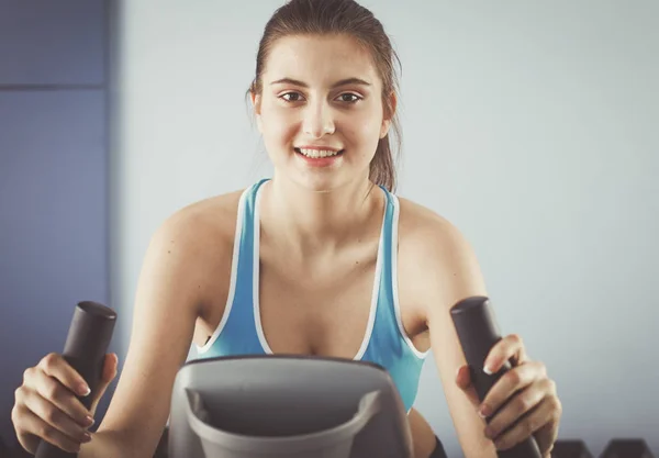 Fata frumoasa la sala de sport exercitarea pe antrenori. Fata frumoasa — Fotografie, imagine de stoc