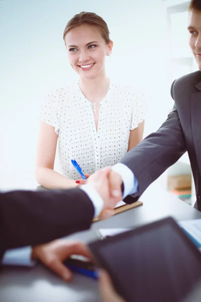 Geschäftsleute schütteln Hände, beenden ein Meeting. Geschäftsleute — Stockfoto