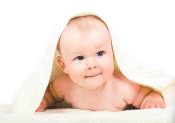 Mooie kleine baby liggend op beige handdoek — Stockfoto