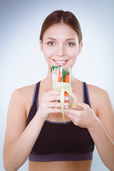 Žena držící sklenici plnou čerstvého ovocného salátu s páskou kolem sklenice. — Stock fotografie